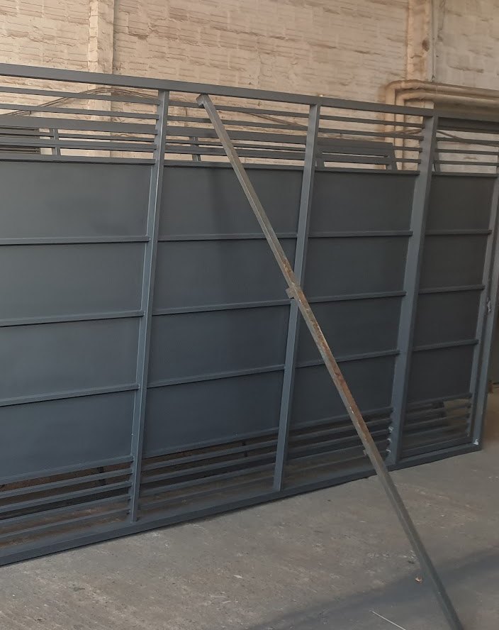 Estructura y refuerzos de un portón fabricado por Megatron
