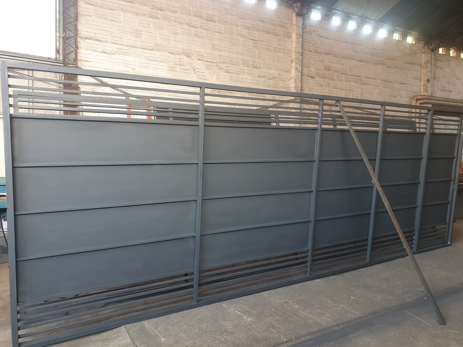 Portón corredizo fabricado por Megatron en el taller de Asunción