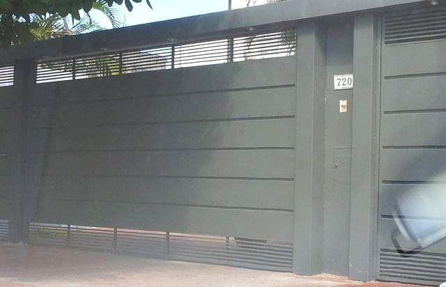 Portón instalado por Megatron en una vivienda de Asunción